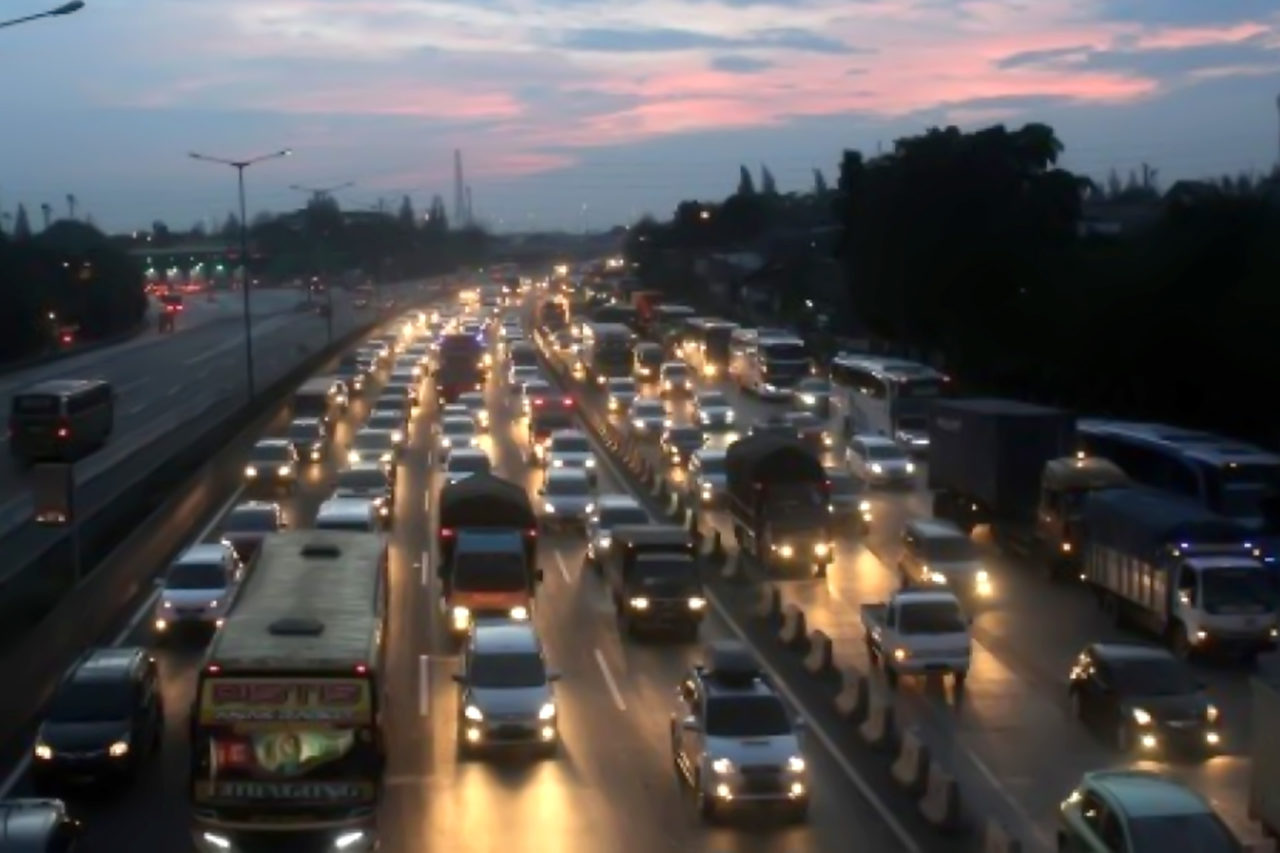 Ilustrasi pengendara mobil melintasi ruas jalan tol Jakarta-Cikampek