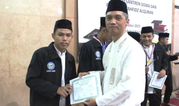 penyerahan piagam dari H. Imam Machdi