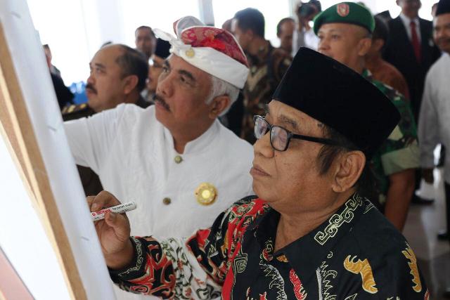 Para tokoh masyarakat bersama peserta Muswil VIII LDII Provinsi Bali menandatangani deklarasi dan komitmen bersama menolak radikalisme serta terorisme