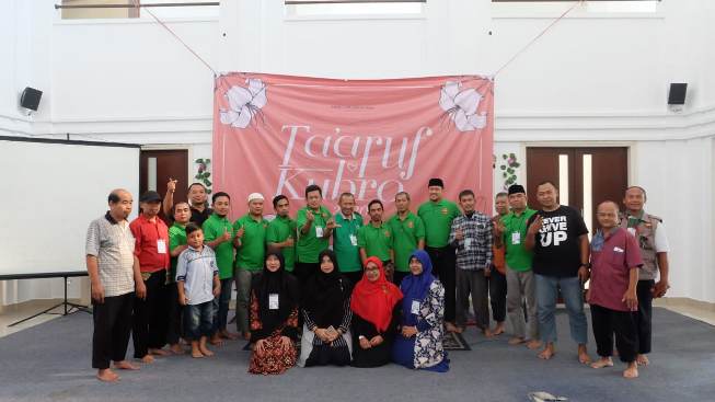 H. Febby selaku pengurus PNKB, Dian Utari (Pakar Psikolog), serta pasangan muda Titis dan Istri.