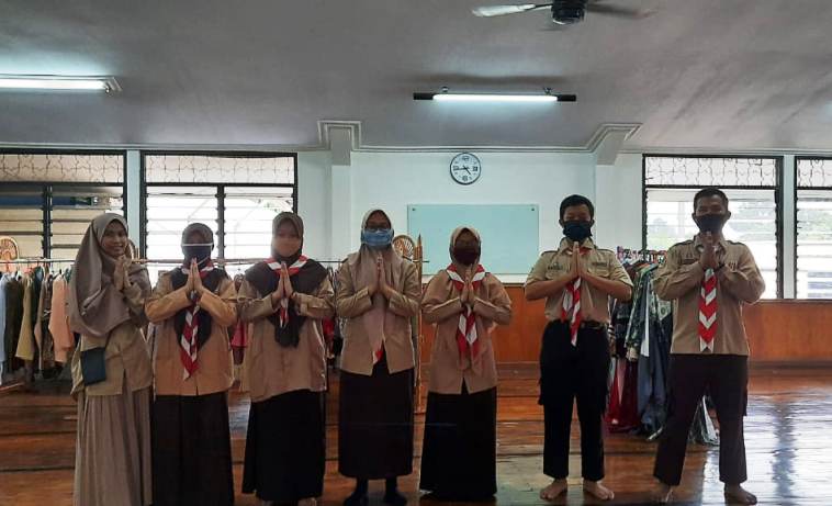 Sanggar Madya Salurkan Pakaian Barokah Kepada Warga Duafa