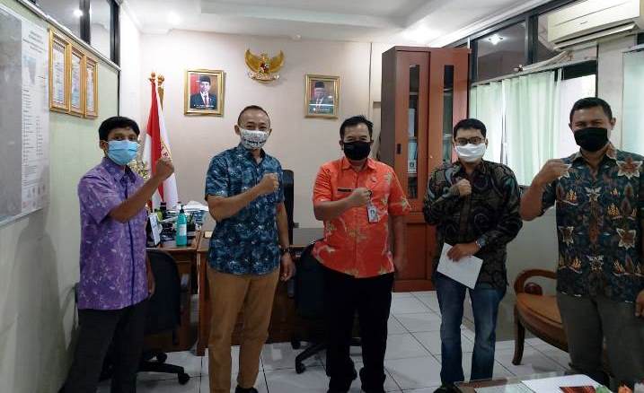Pengurus PAC LDII Bintaro Serahkan Kambing Kurban ke Kelurahan Bintaro