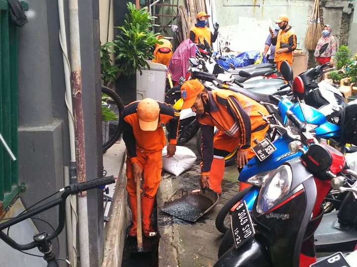 PPSU Bersih-Bersih di Komplek Masjid Baabussalam