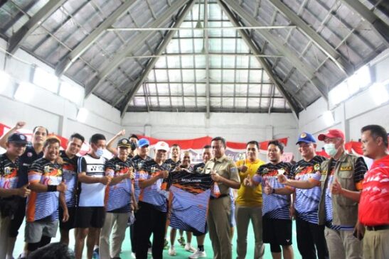 Simbolis penyerahan kaos dari PB LDII Jaksel kepada Munjirin
