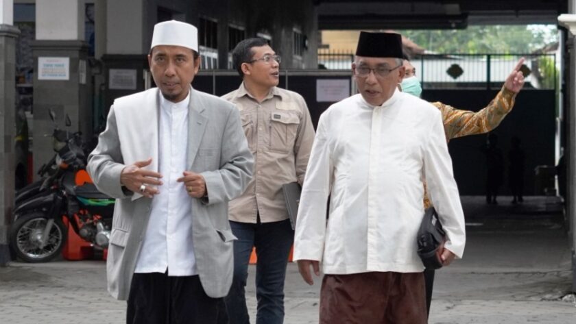 Ketua Komisi Fatwa MUI Nganjuk sekaligus Pengasuh Ponpes Darul Ulil Albab KH Kharisuddin Aqib