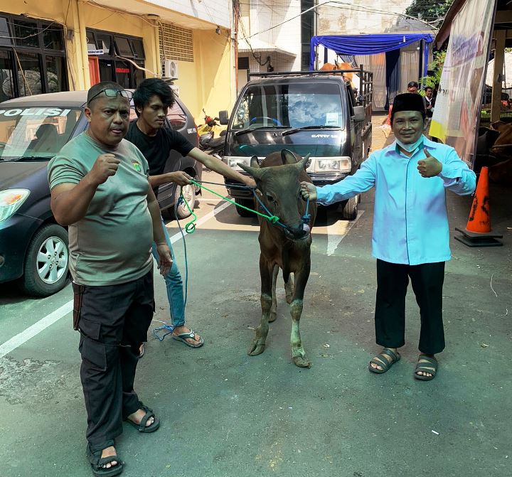 Wakil Ketua DPD LDII Kota Jakarta Selatan menerima satu ekor sapi