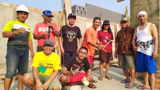 Warga LDII Pondok Labu, mengisi hari Pahlawan 10 11 2019 dengan bergotong royong membangun sarana prasarana untuk kegiatan ke-Islaman di wilayahnya foto sesi para bapak andara